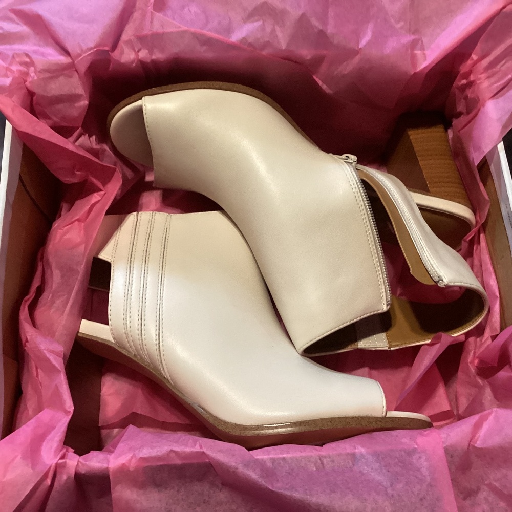 XOXO ladies size 10 in light cream color